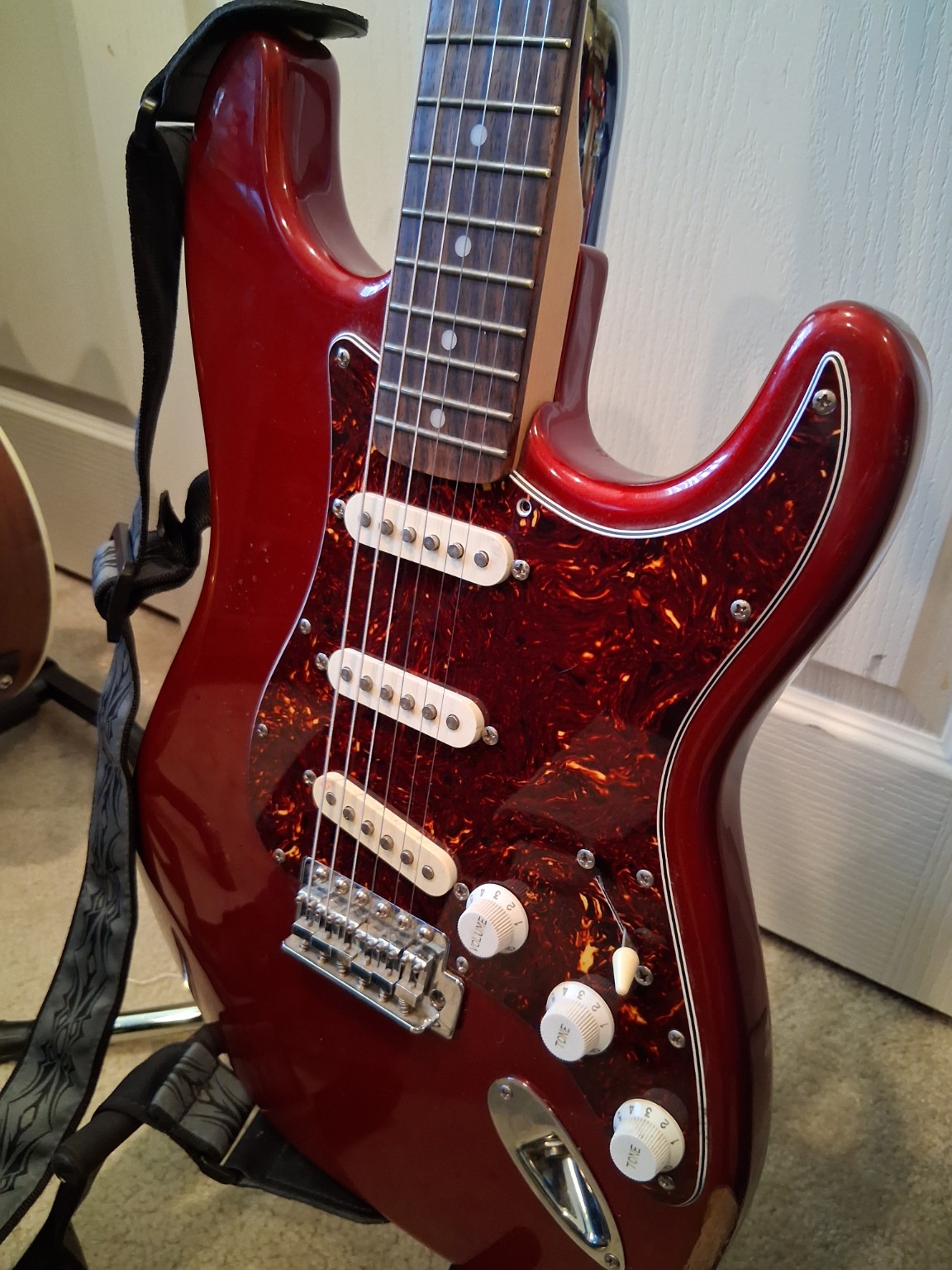 Close-up of tortoiseshell pickguard and cream pickups