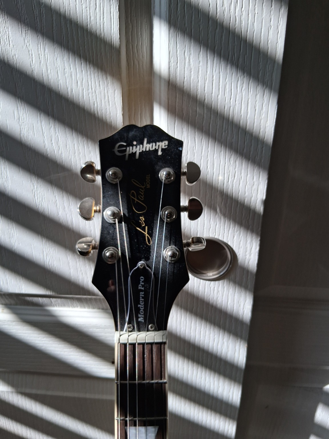 Epiphone Les Paul Modern Pro headstock