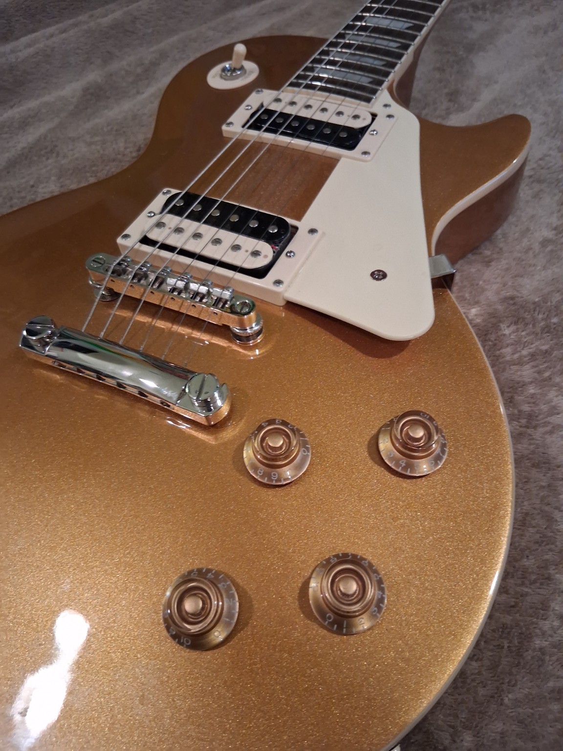 Gold Les Paul-style electric guitar